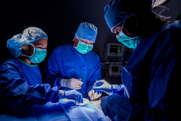 Como processar médico por cirurgia mal feita e buscar indenização pelos danos sofridos - Martinhago Advocacia | Advogados Especialistas em Defesa dos Seus Direitos